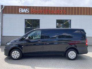 Mercedes-Benz Vito 110 CDI Lang L2H1 / vaste prijs rijklaar € 17.950 ex btw / lease vanaf € 348 / zwart metallic / airco / cruise / navigatie / bouwjaar 2021