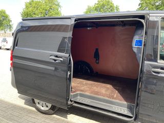 Mercedes-Benz Vito 110 CDI Lang L2H1 / vaste prijs rijklaar € 17.950 ex btw / lease vanaf € 348 / zwart metallic / airco / cruise / navigatie / bouwjaar 2021