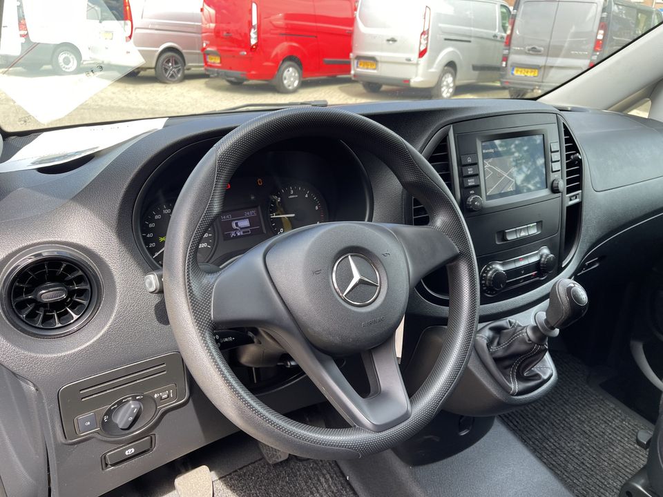 Mercedes-Benz Vito 110 CDI Lang L2H1 / vaste prijs rijklaar € 17.950 ex btw / lease vanaf € 348 / zwart metallic / airco / cruise / navigatie / bouwjaar 2021