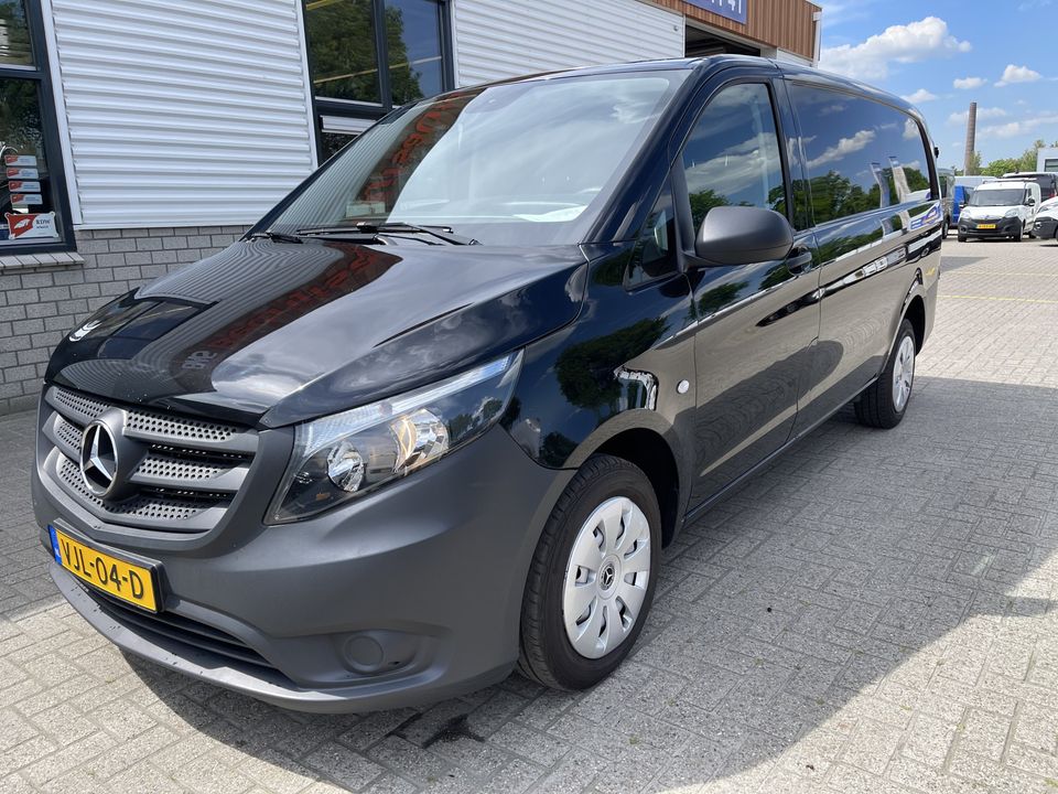 Mercedes-Benz Vito 110 CDI Lang L2H1 / vaste prijs rijklaar € 17.950 ex btw / lease vanaf € 348 / zwart metallic / airco / cruise / navigatie / bouwjaar 2021