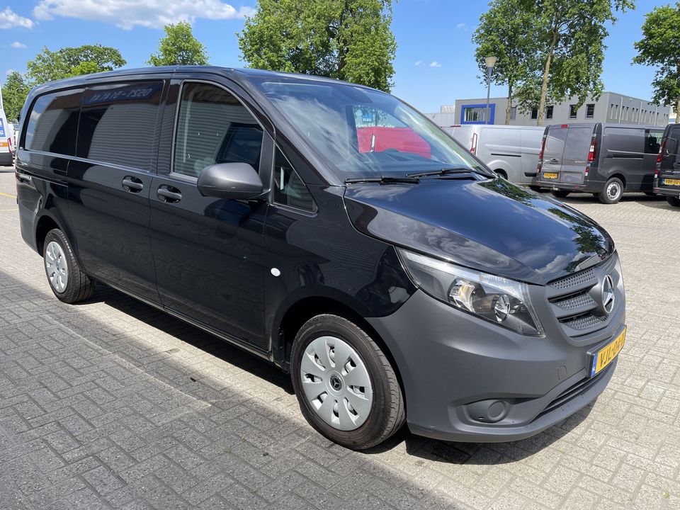 Mercedes-Benz Vito 110 CDI Lang L2H1 / vaste prijs rijklaar € 17.950 ex btw / lease vanaf € 348 / zwart metallic / airco / cruise / navigatie / bouwjaar 2021