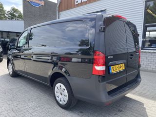 Mercedes-Benz Vito 110 CDI Lang L2H1 / vaste prijs rijklaar € 17.950 ex btw / lease vanaf € 348 / zwart metallic / airco / cruise / navigatie / bouwjaar 2021