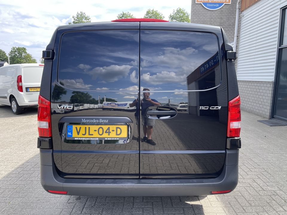 Mercedes-Benz Vito 110 CDI Lang L2H1 / vaste prijs rijklaar € 17.950 ex btw / lease vanaf € 348 / zwart metallic / airco / cruise / navigatie / bouwjaar 2021