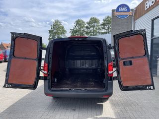 Mercedes-Benz Vito 110 CDI Lang L2H1 / vaste prijs rijklaar € 17.950 ex btw / lease vanaf € 348 / zwart metallic / airco / cruise / navigatie / bouwjaar 2021