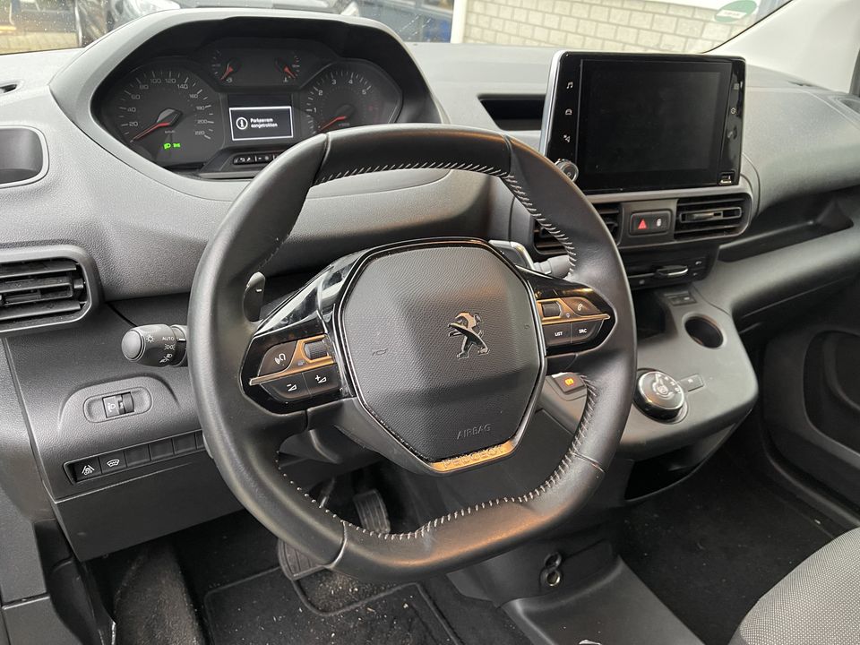 Peugeot Partner 1.5 BlueHDI automaat Asphalt / vaste prijs rijklaar € 14.950 ex btw / lease vanaf € 283 / dubbel schuifdeur / lichtemetalen velgen / airco / cruise / camera / trekhaak !