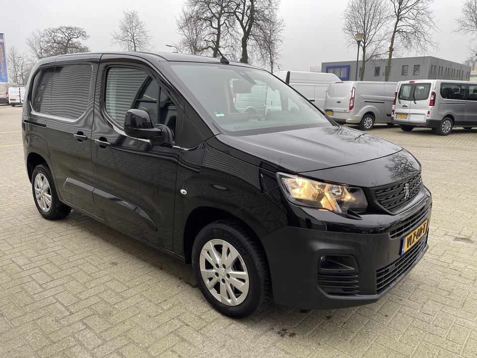 Peugeot Partner 1.5 BlueHDI automaat Asphalt / vaste prijs rijklaar € 14.950 ex btw / lease vanaf € 283 / dubbel schuifdeur / lichtemetalen velgen / airco / cruise / camera / trekhaak !