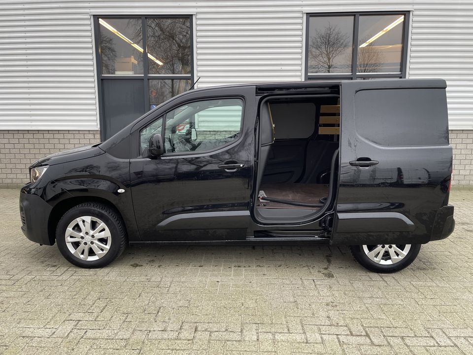 Peugeot Partner 1.5 BlueHDI automaat Asphalt / vaste prijs rijklaar € 14.950 ex btw / lease vanaf € 283 / dubbel schuifdeur / lichtemetalen velgen / airco / cruise / camera / trekhaak !