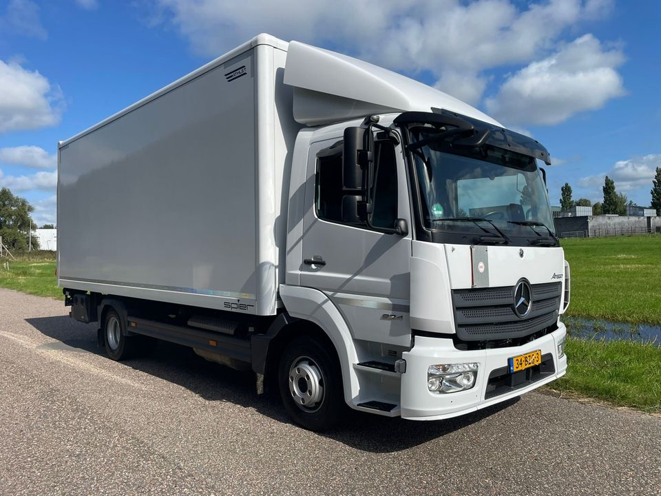 Mercedes-Benz Atego 824 Euro6 Bakwagen met Laadklep 1.000 KG / C1 Rijbewijs / Automaat / Airco / Cruise Control / Vangmuil / 40.643 KM !!