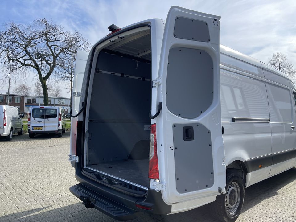 Mercedes-Benz Sprinter 317 1.9 CDI 170pk L3H2 RWD Functional / rijklaar € 38.950 ex btw / lease vanaf € 893 / trekhaak + opstap achter / 270 graden deuren / achteruit rijcamera !