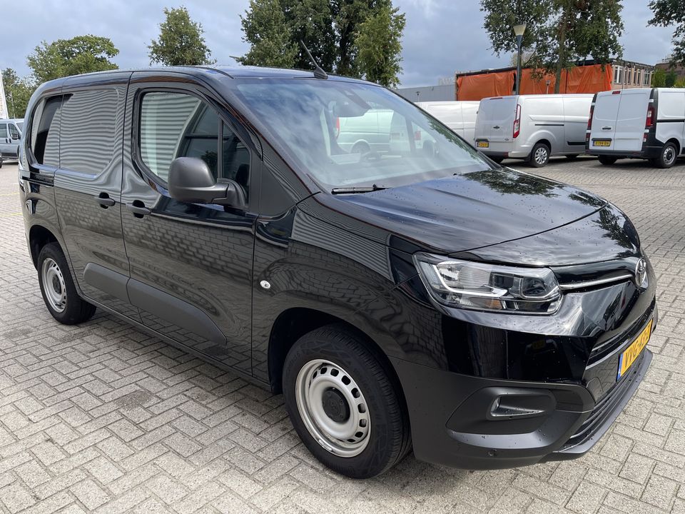 Toyota ProAce CITY 1.5 D-4D 102pk L1H1 Live / rijklaar € 19.950 ex btw / lease vanaf € 366 / direct leverbaar / fabrieksgarantie tot 28-04-2025 ! airco / cruise / Apple Carplay