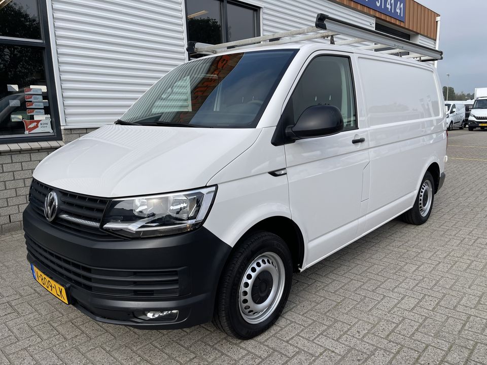 Volkswagen Transporter 2.0 TDI L1H1 Comfortline / vaste prijs rijklaar € 14.950 ex btw / euro 6 diesel / lease vanaf € 274 / airco / cruise / imperial / trekhaak / Bott ingerichte laadruimte !