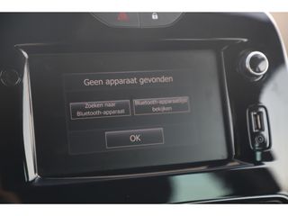 Renault Clio 0.9 TCe Limited Keyless Entry Navigatie Carplay Android Bluetooth Parkeersensors Airco Cruise 16 inch LMV All Season banden!