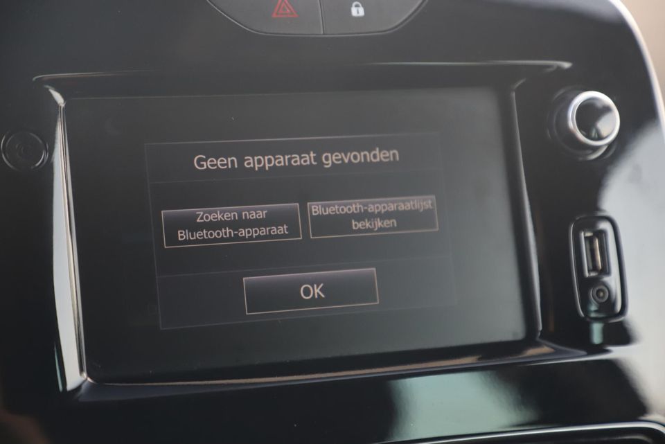 Renault Clio 0.9 TCe Limited Keyless Entry Navigatie Carplay Android Bluetooth Parkeersensors Airco Cruise 16 inch LMV All Season banden!