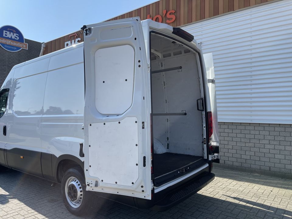 Iveco Daily 35S16V 2.3 automaat L2H2 / vaste prijs rijklaar € 27.950 ex btw / lease vanaf € 500 / climate control / mag 3500 kg trekken / parkeersensoren achter / 270 graden achterdeuren