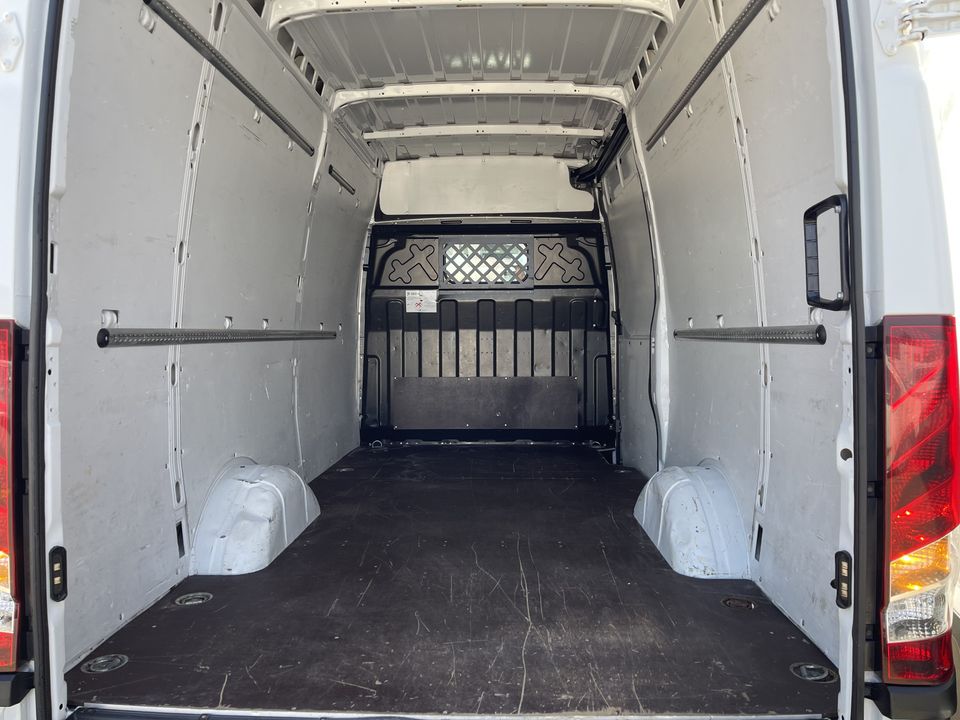 Iveco Daily 35S16V 2.3 automaat L2H2 / vaste prijs rijklaar € 27.950 ex btw / lease vanaf € 500 / climate control / mag 3500 kg trekken / parkeersensoren achter / 270 graden achterdeuren