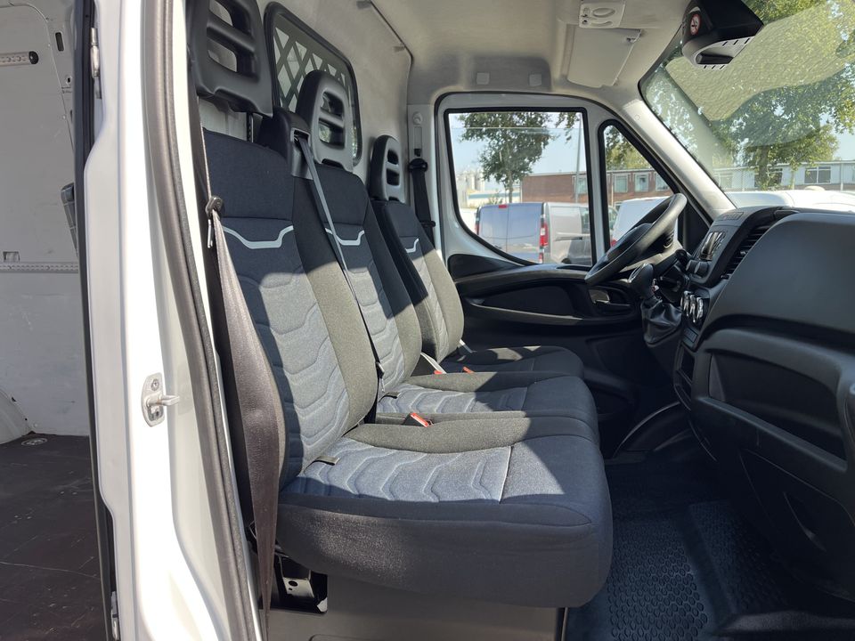 Iveco Daily 35S16V 2.3 automaat L2H2 / vaste prijs rijklaar € 27.950 ex btw / lease vanaf € 500 / climate control / mag 3500 kg trekken / parkeersensoren achter / 270 graden achterdeuren