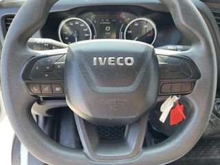 Iveco Daily 35S16V 2.3 automaat L2H2 / vaste prijs rijklaar € 27.950 ex btw / lease vanaf € 500 / climate control / mag 3500 kg trekken / parkeersensoren achter / 270 graden achterdeuren