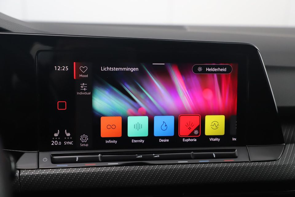 Volkswagen Golf 1.5 eTSI R-Line 150PK DSG Automaat Panoramadak 18 inch Virtual Cockpit Harman Kardon Sfeerverlichting Navigatie Carplay Android Adaptive Cruise Lane Assist Parkeersensors