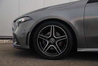 Mercedes-Benz A-Klasse 180 AMG Night Pakket Automaat 1 Jaar Garantie Panoramadak Sfeerverlichting Keyless Half Leder Full LED 18 inch Widescreen Navigatie Camera Stoelverwarming