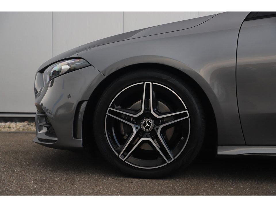 Mercedes-Benz A-Klasse 180 AMG Night Pakket Automaat 1 Jaar Garantie Panoramadak Sfeerverlichting Keyless Half Leder Full LED 18 inch Widescreen Navigatie Camera Stoelverwarming