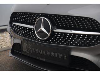 Mercedes-Benz A-Klasse 180 AMG Night Pakket Automaat 1 Jaar Garantie Panoramadak Sfeerverlichting Keyless Half Leder Full LED 18 inch Widescreen Navigatie Camera Stoelverwarming