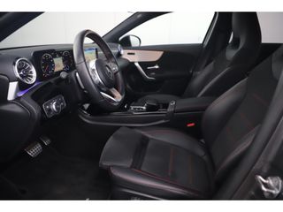 Mercedes-Benz A-Klasse 180 AMG Night Pakket Automaat 1 Jaar Garantie Panoramadak Sfeerverlichting Keyless Half Leder Full LED 18 inch Widescreen Navigatie Camera Stoelverwarming