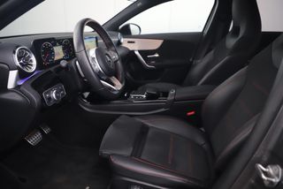 Mercedes-Benz A-Klasse 180 AMG Night Pakket Automaat 1 Jaar Garantie Panoramadak Sfeerverlichting Keyless Half Leder Full LED 18 inch Widescreen Navigatie Camera Stoelverwarming