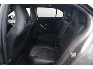 Mercedes-Benz A-Klasse 180 AMG Night Pakket Automaat 1 Jaar Garantie Panoramadak Sfeerverlichting Keyless Half Leder Full LED 18 inch Widescreen Navigatie Camera Stoelverwarming