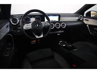 Mercedes-Benz A-Klasse 180 AMG Night Pakket Automaat 1 Jaar Garantie Panoramadak Sfeerverlichting Keyless Half Leder Full LED 18 inch Widescreen Navigatie Camera Stoelverwarming