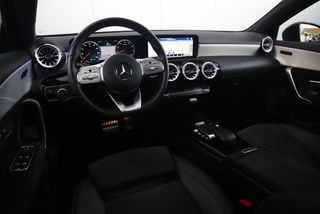 Mercedes-Benz A-Klasse 180 AMG Night Pakket Automaat 1 Jaar Garantie Panoramadak Sfeerverlichting Keyless Half Leder Full LED 18 inch Widescreen Navigatie Camera Stoelverwarming