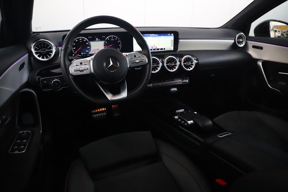 Mercedes-Benz A-Klasse 180 AMG Night Pakket Automaat 1 Jaar Garantie Panoramadak Sfeerverlichting Keyless Half Leder Full LED 18 inch Widescreen Navigatie Camera Stoelverwarming