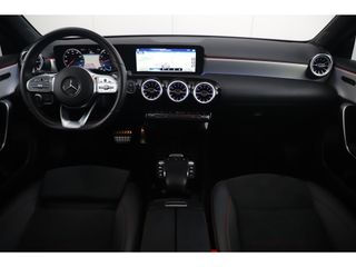 Mercedes-Benz A-Klasse 180 AMG Night Pakket Automaat 1 Jaar Garantie Panoramadak Sfeerverlichting Keyless Half Leder Full LED 18 inch Widescreen Navigatie Camera Stoelverwarming