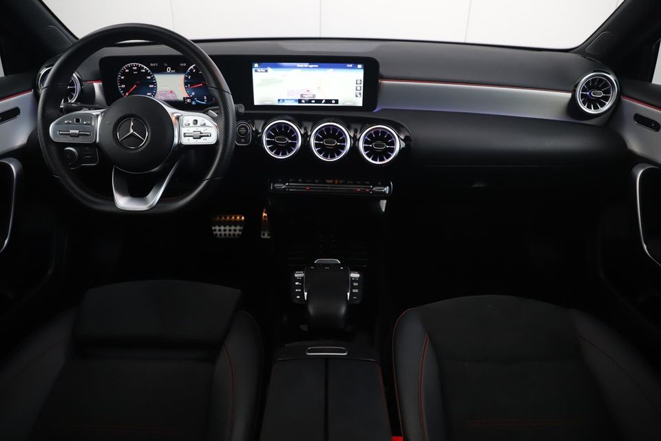 Mercedes-Benz A-Klasse 180 AMG Night Pakket Automaat 1 Jaar Garantie Panoramadak Sfeerverlichting Keyless Half Leder Full LED 18 inch Widescreen Navigatie Camera Stoelverwarming