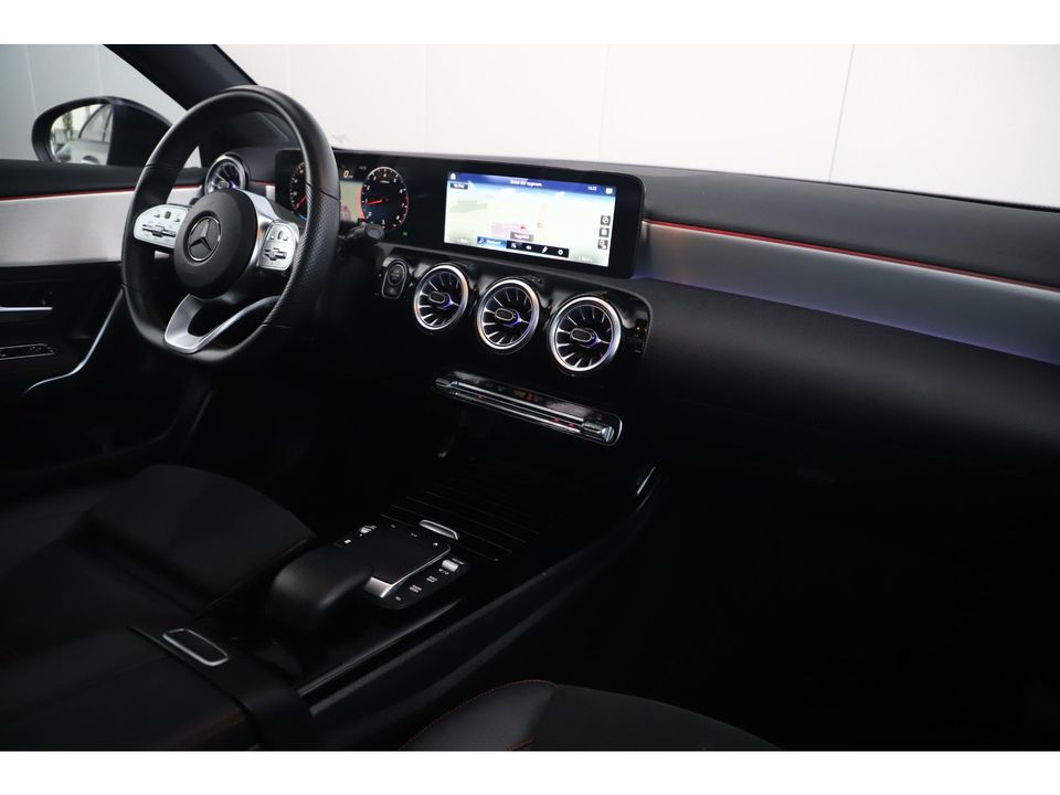 Mercedes-Benz A-Klasse 180 AMG Night Pakket Automaat 1 Jaar Garantie Panoramadak Sfeerverlichting Keyless Half Leder Full LED 18 inch Widescreen Navigatie Camera Stoelverwarming