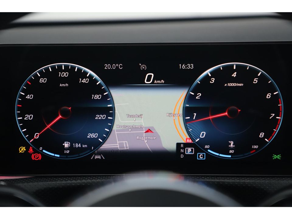 Mercedes-Benz A-Klasse 180 AMG Night Pakket Automaat 1 Jaar Garantie Panoramadak Sfeerverlichting Keyless Half Leder Full LED 18 inch Widescreen Navigatie Camera Stoelverwarming