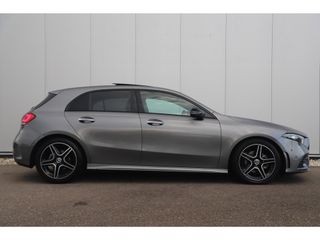 Mercedes-Benz A-Klasse 180 AMG Night Pakket Automaat 1 Jaar Garantie Panoramadak Sfeerverlichting Keyless Half Leder Full LED 18 inch Widescreen Navigatie Camera Stoelverwarming