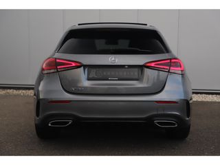 Mercedes-Benz A-Klasse 180 AMG Night Pakket Automaat 1 Jaar Garantie Panoramadak Sfeerverlichting Keyless Half Leder Full LED 18 inch Widescreen Navigatie Camera Stoelverwarming