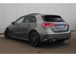 Mercedes-Benz A-Klasse 180 AMG Night Pakket Automaat 1 Jaar Garantie Panoramadak Sfeerverlichting Keyless Half Leder Full LED 18 inch Widescreen Navigatie Camera Stoelverwarming