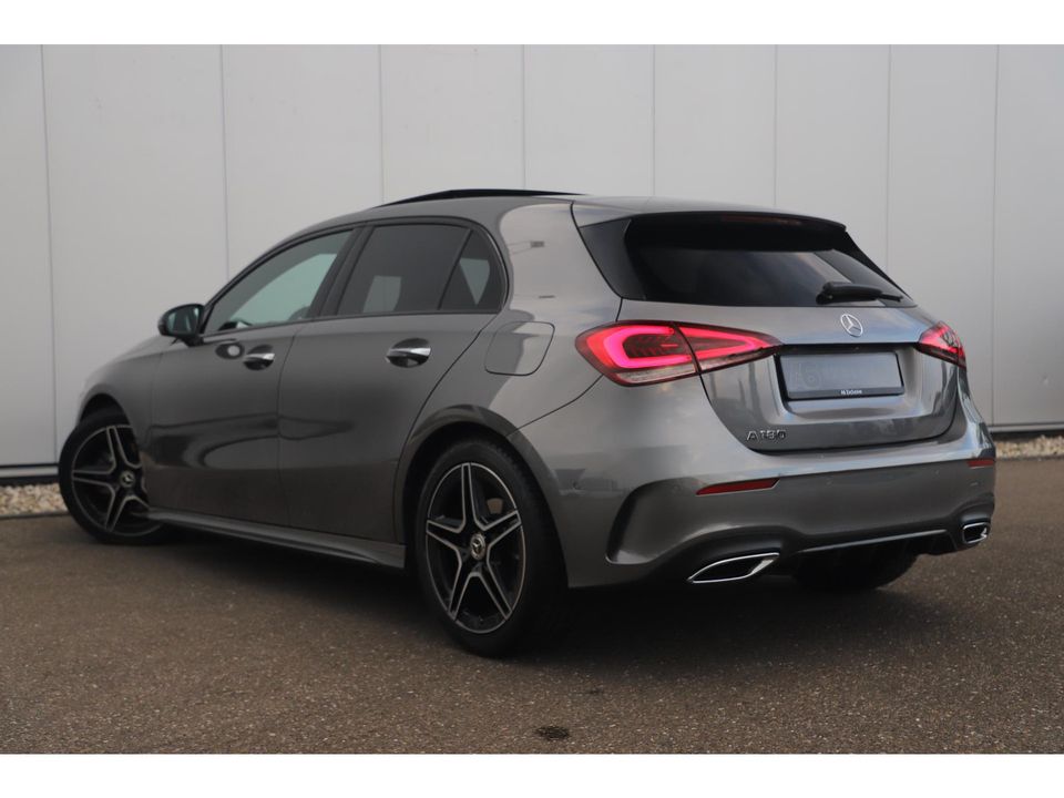 Mercedes-Benz A-Klasse 180 AMG Night Pakket Automaat 1 Jaar Garantie Panoramadak Sfeerverlichting Keyless Half Leder Full LED 18 inch Widescreen Navigatie Camera Stoelverwarming