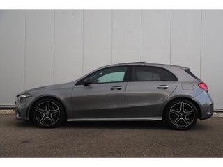 Mercedes-Benz A-Klasse 180 AMG Night Pakket Automaat 1 Jaar Garantie Panoramadak Sfeerverlichting Keyless Half Leder Full LED 18 inch Widescreen Navigatie Camera Stoelverwarming