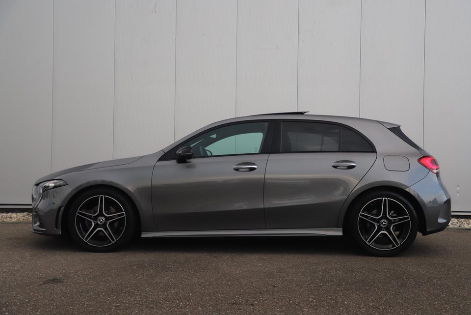 Mercedes-Benz A-Klasse 180 AMG Night Pakket Automaat 1 Jaar Garantie Panoramadak Sfeerverlichting Keyless Half Leder Full LED 18 inch Widescreen Navigatie Camera Stoelverwarming