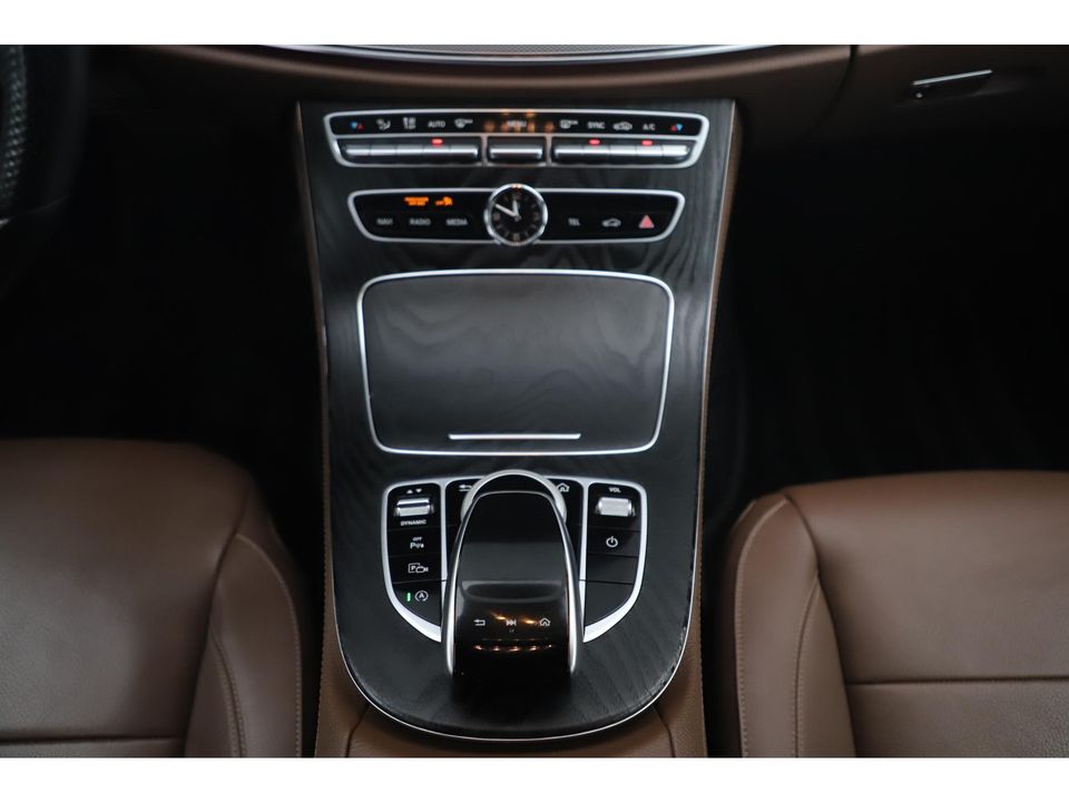 Mercedes-Benz E-Klasse 220 D AMG Sport Automaat Widescreen Sfeerverlichting Memory Leder Navigatie 360 Camera 19 inch LMV Stoelverwarming Carplay Android Auto Multibeam LED