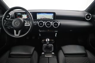 Mercedes-Benz A-Klasse 160 Business Plus Widescreen Half Leder Full LED Navigatie Achteruitrijcamera Stoelverwarming Carplay Android Bluetooth Parkeersensor 16 inch LMV NAP!