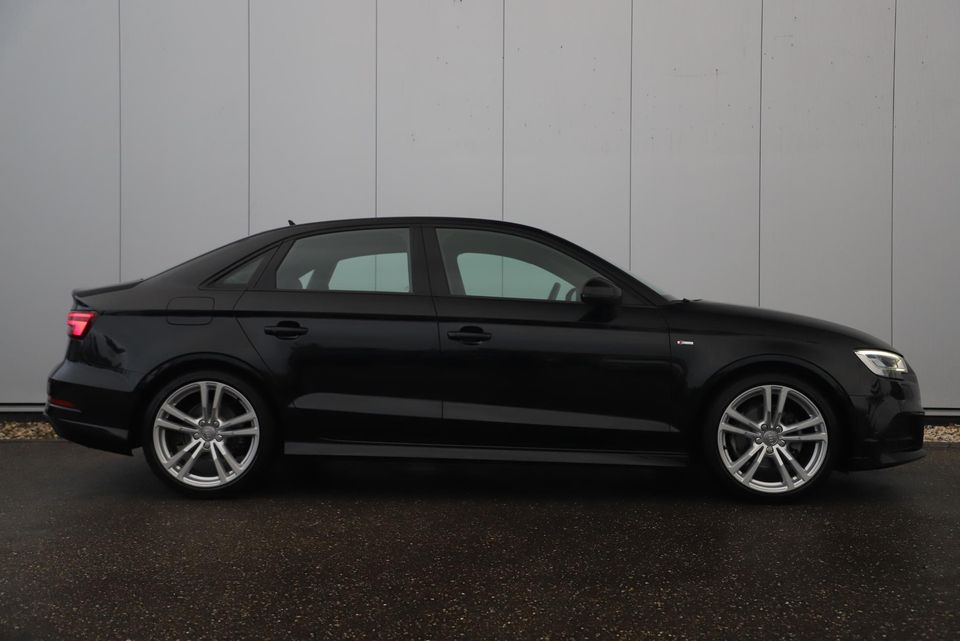 Audi A3 Limousine 35 TFSI CoD S Line Sport 150PK Automaat Virtual Cockpit Half Leder Stoelverwarming Full LED Navigatie Carplay Android Bluetooth Clima Cruise Parkeersensors 18 inch S-line LMV Dealer onderhouden