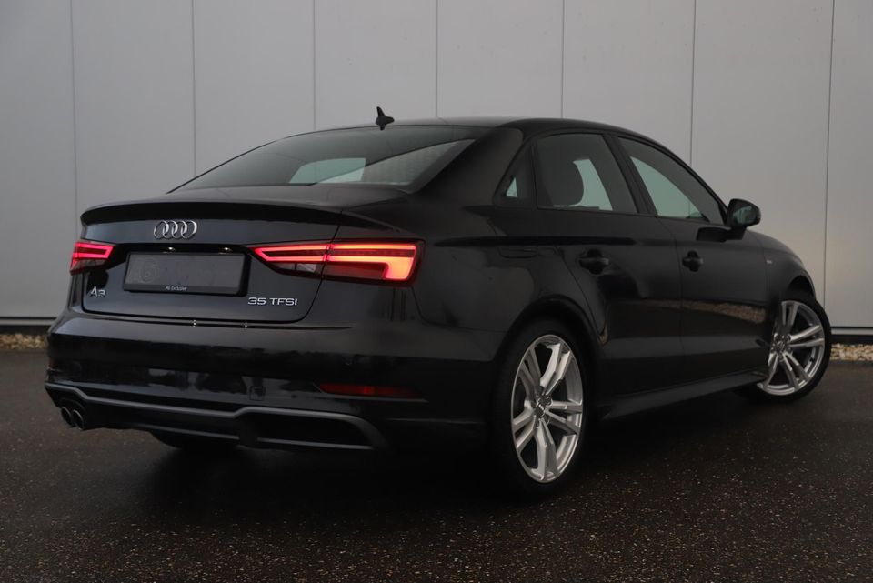 Audi A3 Limousine 35 TFSI CoD S Line Sport 150PK Automaat Virtual Cockpit Half Leder Stoelverwarming Full LED Navigatie Carplay Android Bluetooth Clima Cruise Parkeersensors 18 inch S-line LMV Dealer onderhouden