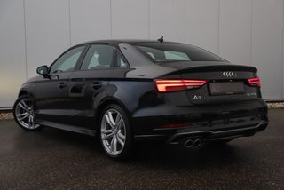 Audi A3 Limousine 35 TFSI CoD S Line Sport 150PK Automaat Virtual Cockpit Half Leder Stoelverwarming Full LED Navigatie Carplay Android Bluetooth Clima Cruise Parkeersensors 18 inch S-line LMV Dealer onderhouden