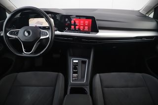 Volkswagen GOLF Variant 1.0 eTSI Life Business 110PK Automaat Virtual Cockpit 17 inch LMV Navigatie Camera PDC Sfeerverlichting Carplay Android Getint Glas Adaptive Cruise Lane Assist Comfortstoelen