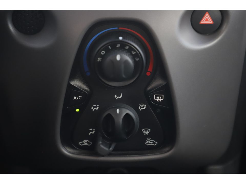 Peugeot 108 1.0 e-VTi Active NAP! All-season banden Airco Radio Bluetooth Elektrische Ramen LED Metallic