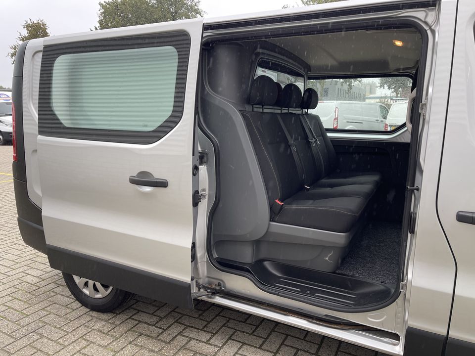 Renault Trafic 1.6 dCi 115pk T29 L2H1 DC 6 persoons Comfort / prijs rijklaar € 13.950 ex btw / lease vanaf € 256 / airco / zilver metallic / achterklep