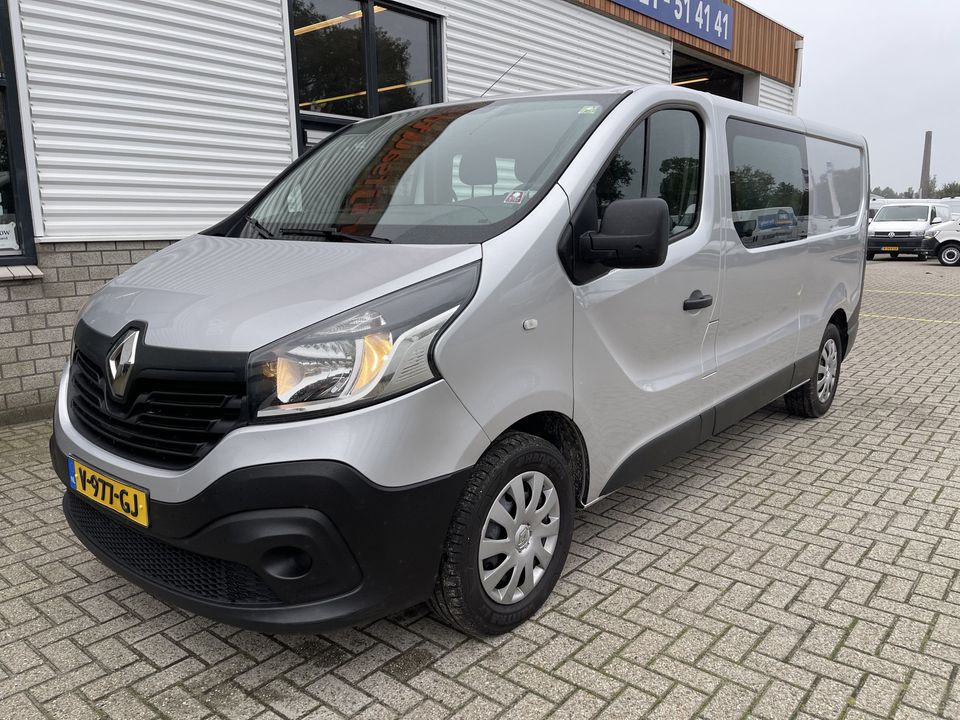 Renault Trafic 1.6 dCi 115pk T29 L2H1 DC 6 persoons Comfort / prijs rijklaar € 13.950 ex btw / lease vanaf € 256 / airco / zilver metallic / achterklep